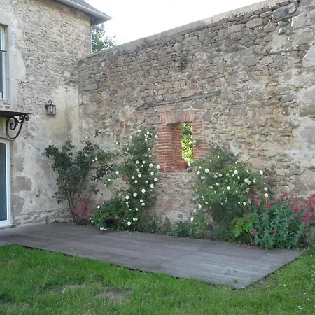 Vakantiehuis Spacieux Dans Ancien Relais De Chasse, Jardin Prive - Fr-1-489-4 Chirat-l'Eglise