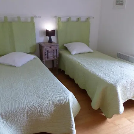 Spacieux Dans Ancien Relais De Chasse, Jardin Prive - Fr-1-489-4 Chirat-l'Eglise